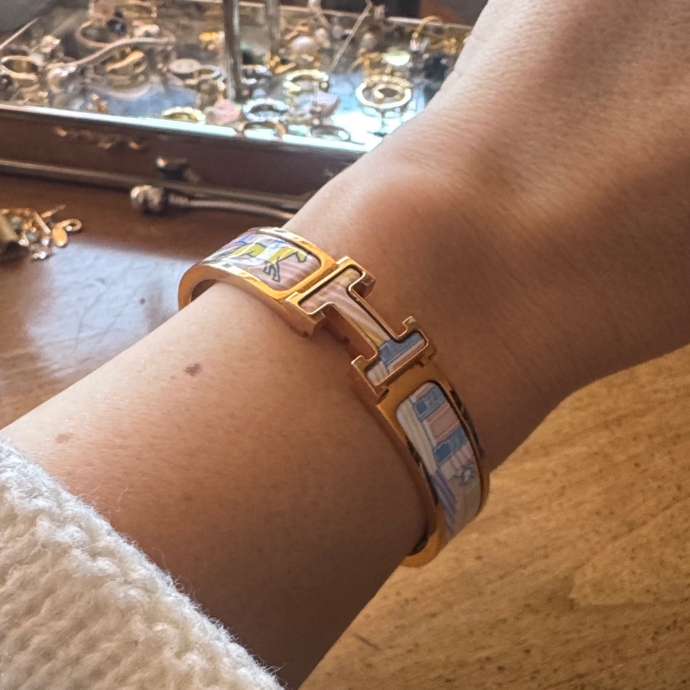 Hermes enamel PM H-clic bracelet in pastel pink, yellow and blue, rose gold - Picture 4 of 15